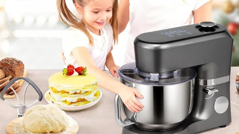 Batedeira planetária sendo usada em cozinha doméstica e confeitaria